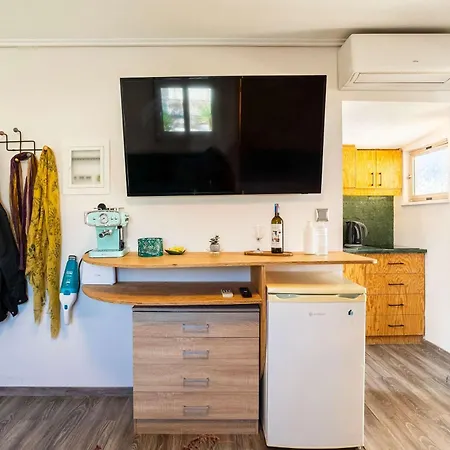 Urban Nest - Loft With Private Rooftop Garden Appartement Kalamáta