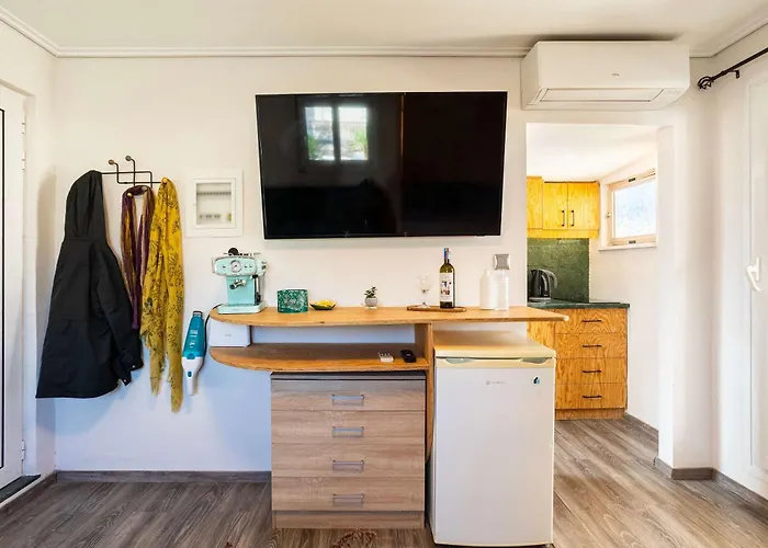 Urban Nest - Loft With Private Rooftop Garden Lejlighed Kalamata